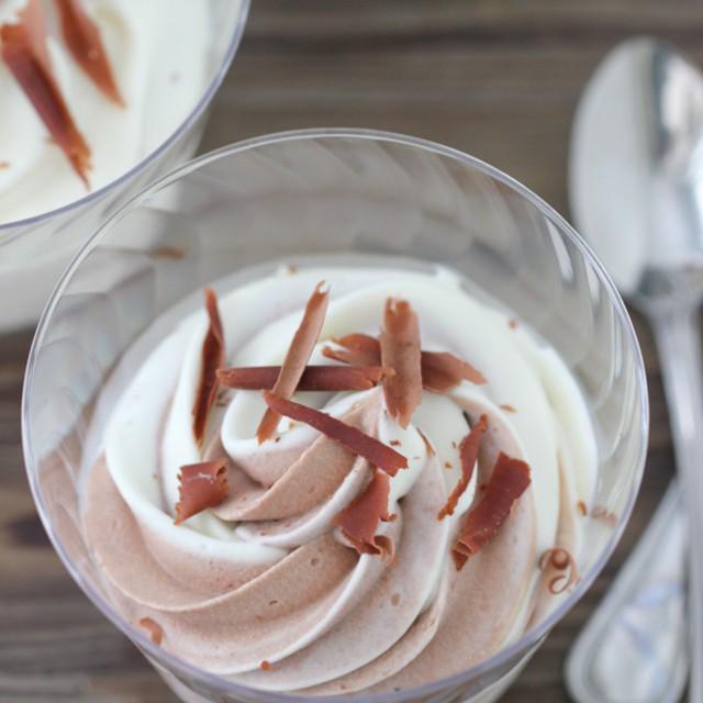 ตัวอย่าง ภาพหน้าปก:No-Churn Creamy Vanilla and Chocolate Swirl Ice Cream ไอศกรีมสองสี สองรส ไม่ต้องปั่น!