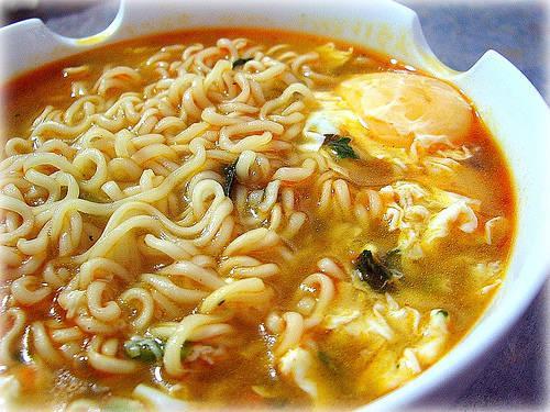 รูปภาพ:http://techpudding.com/wp-content/uploads/2011/03/instant_noodles.jpg