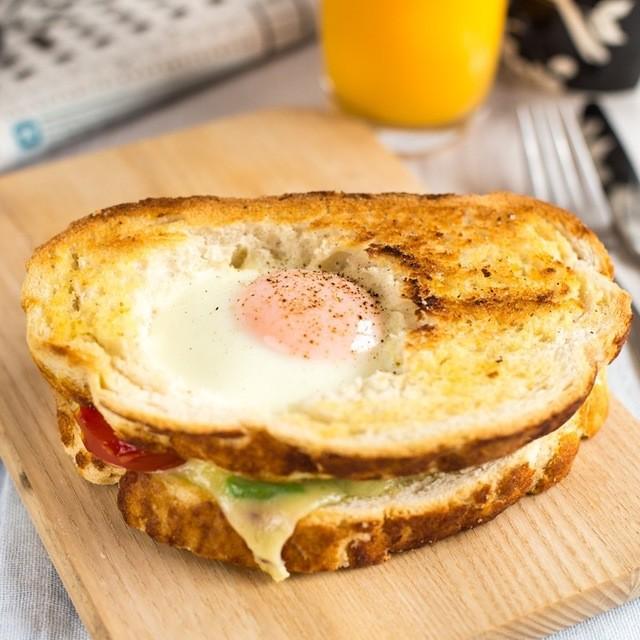 ภาพประกอบบทความ "Egg in a Hole" ไข่ดาวหลุม เมนูแซนด์วิชมื้อเช้าแสนอร่อย อุดมคุณค่าเต็มๆ คำ