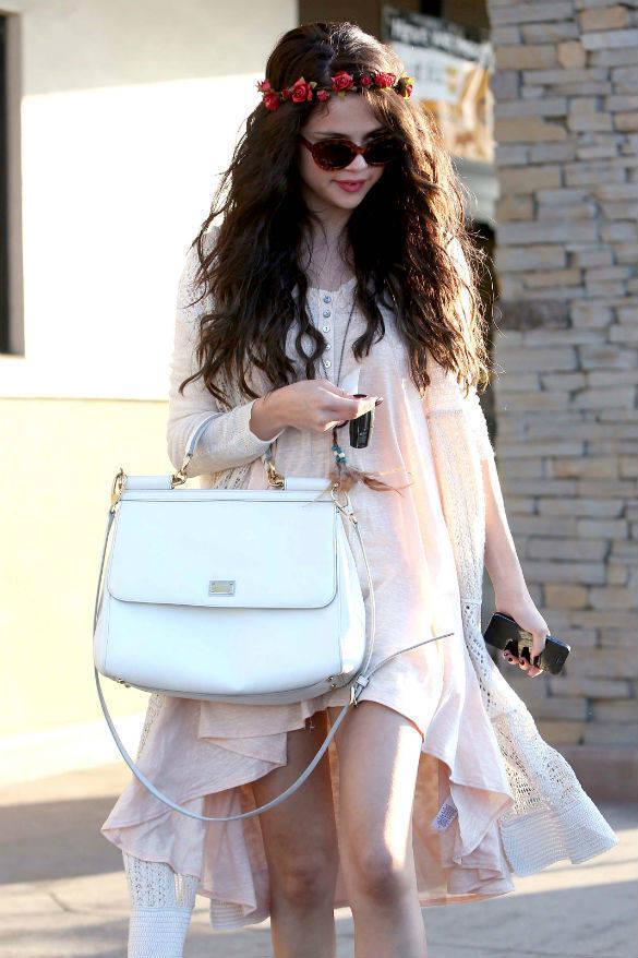 รูปภาพ:http://static.entertainmentwise.com/photos/Image/Selena5.jpg