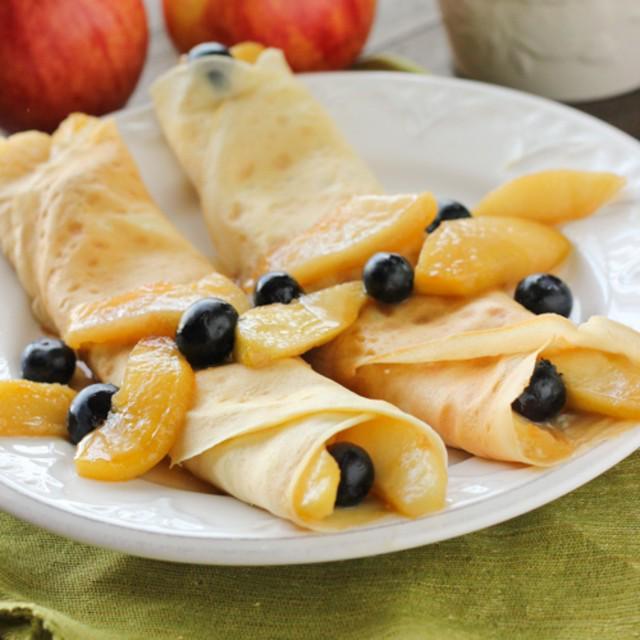 ภาพประกอบบทความ Apple and Blueberry Cheesecake Crepes เมนูเครปแอปเปิลกับบลูเบอร์รี่ชีสเค้กแสนอร่อย 