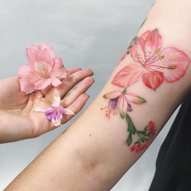 ภาพประกอบบทความ หวานมุ้งมิ้ง ไอเดียลายสัก Floral Tattoos สวยละมุน สไตล์ผู้หญิง