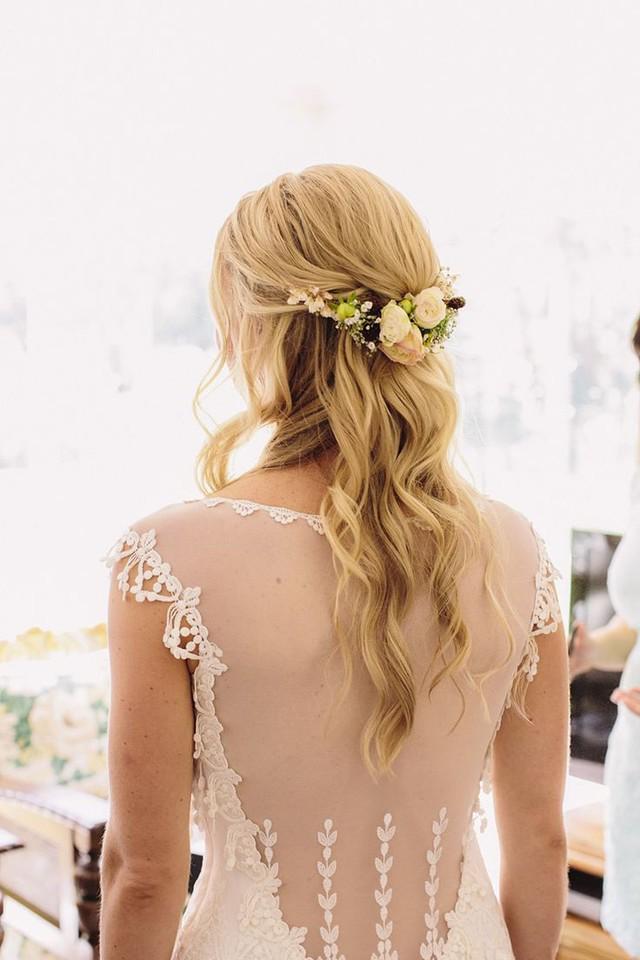 รูปภาพ:http://www.hairsea.com/wp-content/uploads/2015/10/Best-Exquisite-Hair-Adornments-for-the-Bride3.jpg