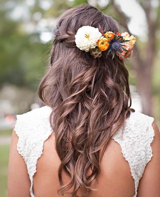 รูปภาพ:http://www.hairsea.com/wp-content/uploads/2015/10/Best-Exquisite-Hair-Adornments-for-the-Bride121.jpg