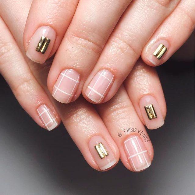 รูปภาพ:https://naildesignsjournal.com/wp-content/uploads/2017/06/perfect-nails-art-ideas-gold-studs-white-stripes-natural-nails.jpg