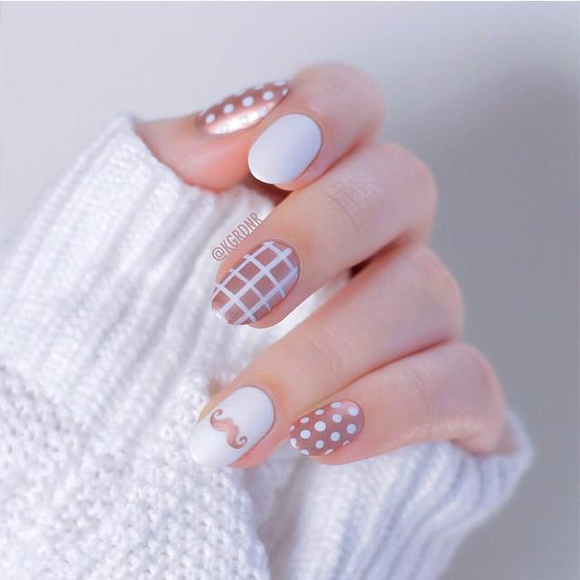 รูปภาพ:https://naildesignsjournal.com/wp-content/uploads/2017/06/perfect-nails-art-ideas-white-metallic-nail-art.jpg