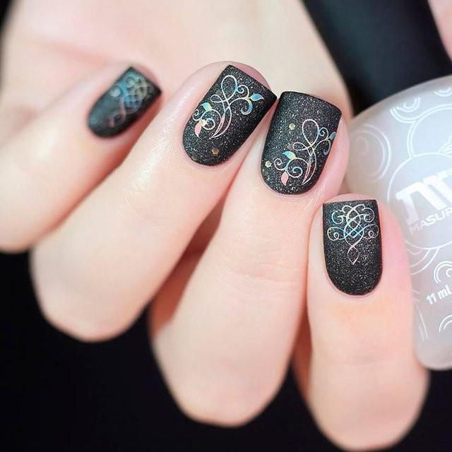 รูปภาพ:https://naildesignsjournal.com/wp-content/uploads/2017/06/perfect-nails-art-ideas-sparkly-swirls-black-nails.jpg
