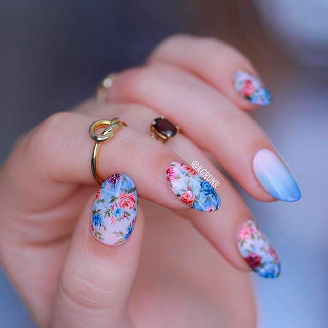 รูปภาพ:https://naildesignsjournal.com/wp-content/uploads/2017/06/perfect-nails-art-ideas-blue-base-pink-flowers.jpg