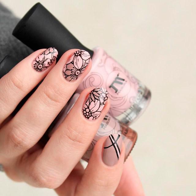 รูปภาพ:https://naildesignsjournal.com/wp-content/uploads/2017/06/perfect-nails-art-ideas-nude-flowers-nails-art.jpg