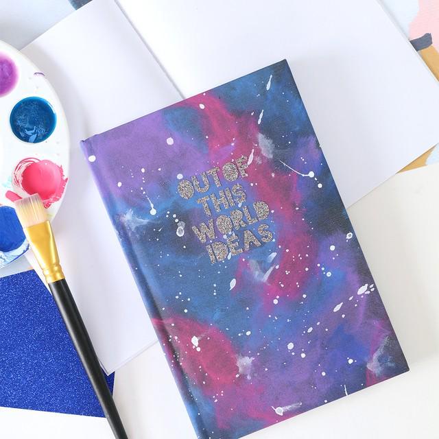ตัวอย่าง ภาพหน้าปก:DIY Galaxy Painted Notebook สู่ความเวิ้งว้างอันไกลโพ้น ด้วยสมุดโน้ตปกลายกาแล็คซี่!!