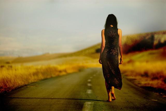 รูปภาพ:https://sanctuaryofstyle.files.wordpress.com/2013/10/woman-walking-away-alone.jpg