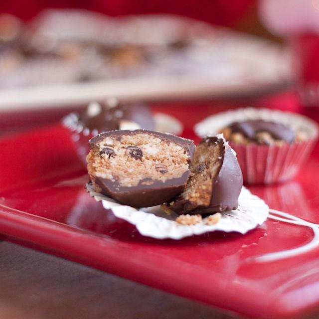 ภาพประกอบบทความ Dark Chocolate Cookie Dough Cups ดาร์คช็อกโกแลตไส้คุกกี้โดว์ เคี้ยวหนุบให้ฟินทั้งใจ 😚 