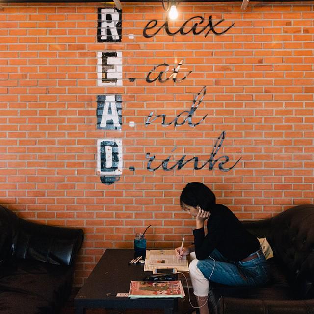 ภาพประกอบบทความ มา Relax. Eat. And. Drink. ที่ READ Cafe ร้านกาแฟสวย ๆ ที่เปิด 24 ชม.! 🌞🌝