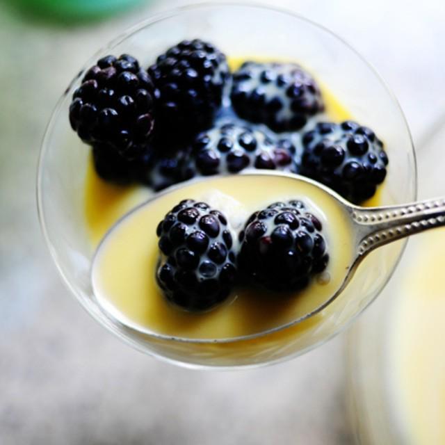 ภาพประกอบบทความ Blackberries with Sweet Cream บลูเบอร์รี่กับครีมรสหวาน ขนมยามว่างสุดอร่อย!