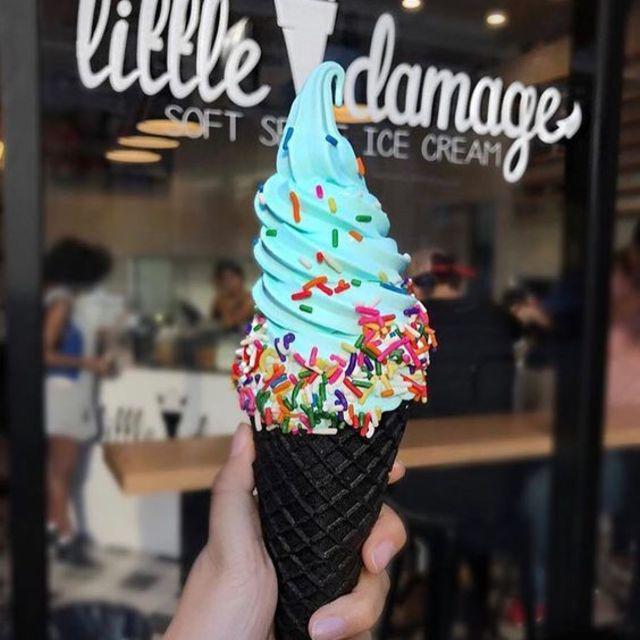 ภาพประกอบบทความ พาส่องไอศกรีมดีไซน์เก๋ กับ 'ไอศกรีมโคนดำ' ร้านดังจาก Los Angeles