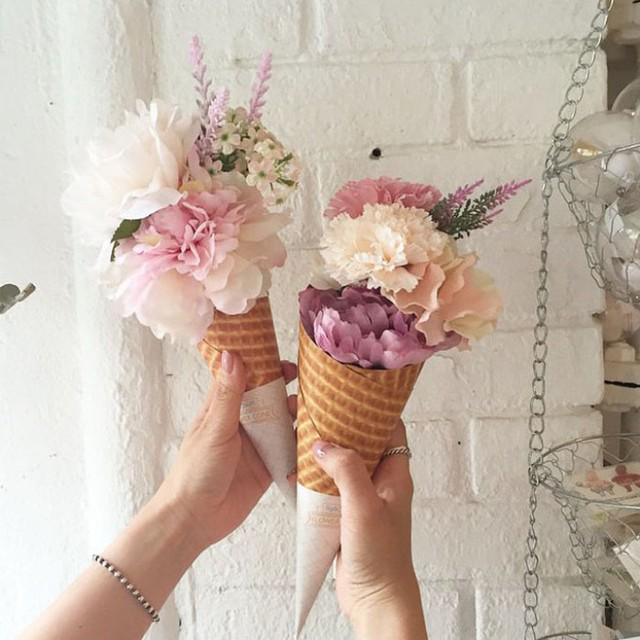 ภาพประกอบบทความ ทั้งสวย ทั้งน่ากิน กับไอเดียการจัด 'ดอกไม้ในกรวยไอศกรีม' #แท็กแฟนรัวๆ