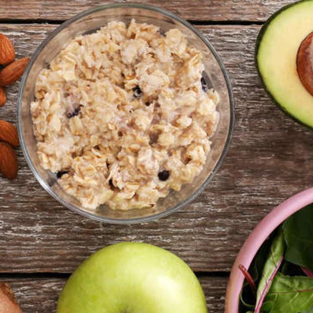 ภาพประกอบบทความ 5 ไอเดียสำหรับเมนูอาหารเช้า "โอ๊ตมีล (ข้าวโอ๊ตบด)" ที่มีประโยชน์ต่อสุขภาพ