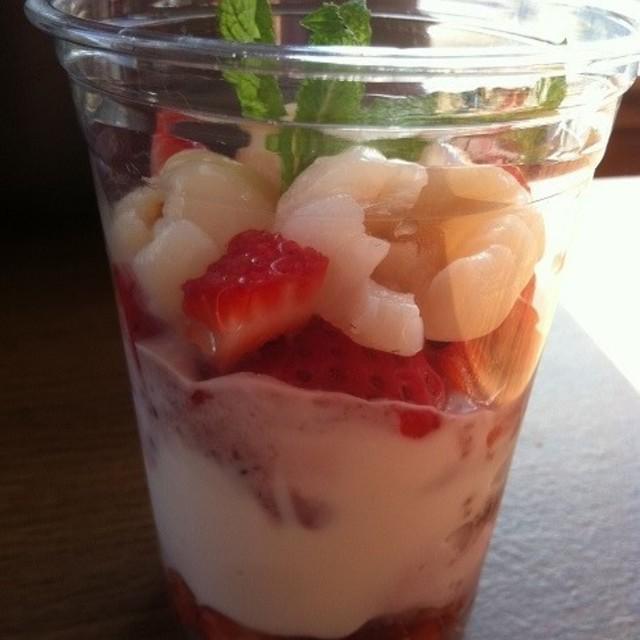 ภาพประกอบบทความ เมนูสบายท้อง 'Strawberry Lychee Yogurt Parfait สูตรโยเกิร์ตพาร์เฟ่ต์' อุดมผลไม้ ได้คุณค่า!