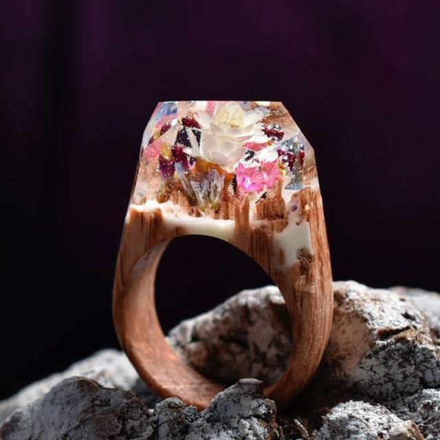 ภาพประกอบบทความ สวยแบบอาร์ตๆ กับ Wood Ring เครื่องประดับ 'แหวนไม้เรซิ่น' ดีไซน์เหมือนโลกแฟนตาซี