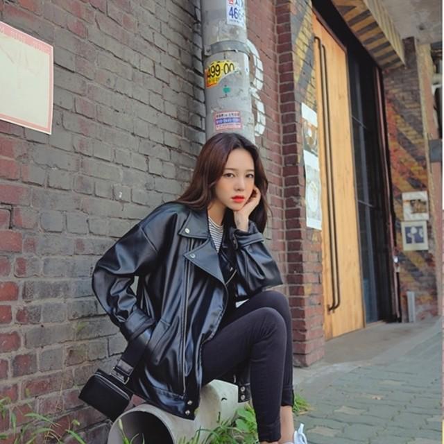 ภาพประกอบบทความ รวมไอเดียการแต่งตัวด้วย 'เสื้อแจ็คเก็ตสีดำ' สวยเท่ดูดี สไตล์สาวเกาหลี