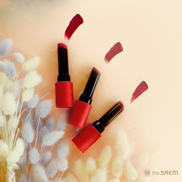 ภาพประกอบบทความ สวยไปอีก! เปิดสีใหม่ล่าสุด 'The SAEM Kissholic Lipstick' 7 สีใหม่ สวยละมุนกับเฉดสียอดนิยม