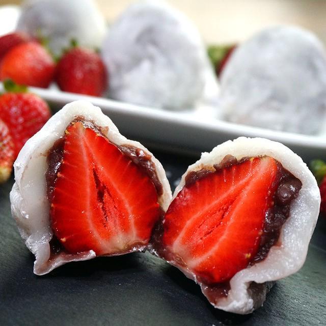 ภาพประกอบบทความ Strawberry mochi with red bean ไดฟุกุไส้ถั่วแดงกับสตรอว์เบอร์รี่ ขนมหวานสไตล์ญี่ปุ่น ที่น่าลิ้มลอง
