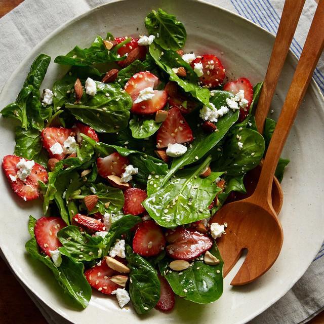 ภาพประกอบบทความ Strawberry Spinach Salad สลัดสตรอว์เบอร์รี่กับเบบี้ผักโขม อร่อยสุดฟินแบบไม่ต้องสนแคลอรี่