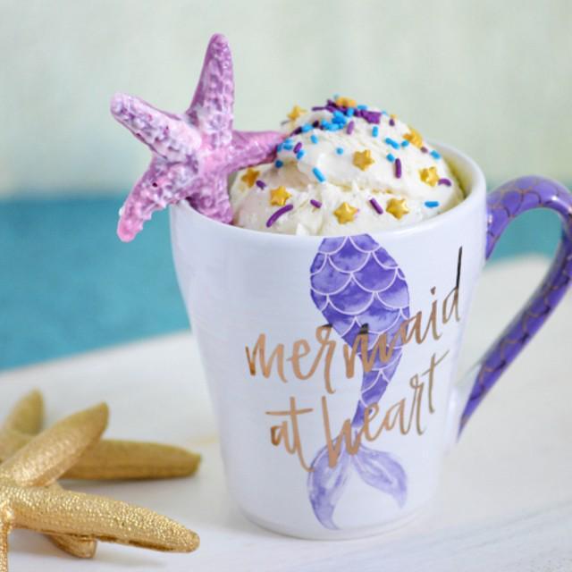 ภาพประกอบบทความ Mermaid Confetti Mug Cake เค้กนางเงือกในแก้วมัค หวานมันถึงใจ กินวนไปไม่มีเบื่อ 😋🎂🍰