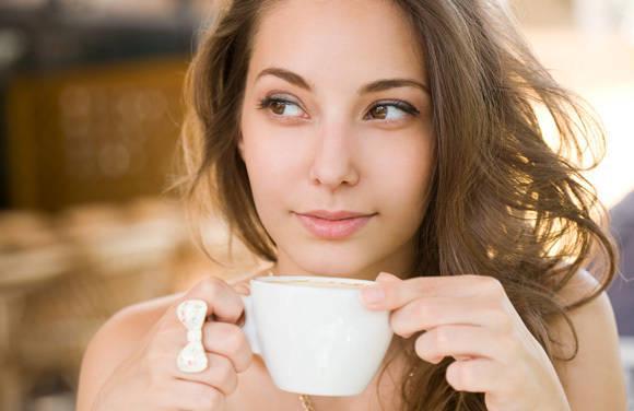 รูปภาพ:http://authoritynutrition.com/wp-content/uploads/2014/01/young-brunette-enjoying-cup-of-coffee.jpg