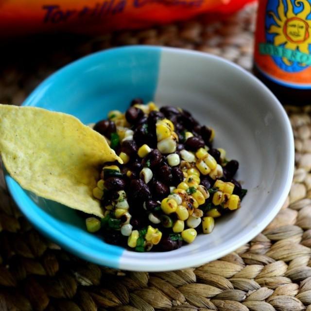 ภาพประกอบบทความ Grilled Corn Black Bean Salad สลัดข้าวโพดผสมถั่วดำ อร่อยไขมันต่ำ รับรองไม่อ้วน!