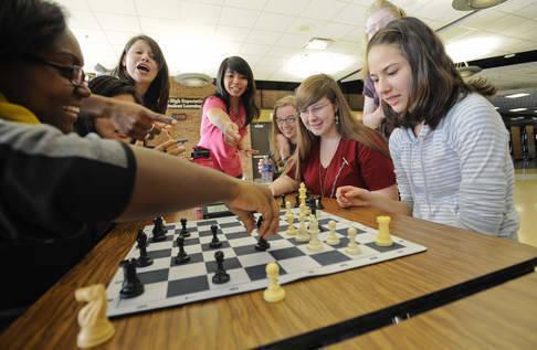 รูปภาพ:http://2.bp.blogspot.com/-1t3dBGa5AZg/UKhPkJ0u88I/AAAAAAAAMN4/3QgHvJhhN_8/s1600/chess+female+chessplayers+2+at+Richards+High+School+Chicagoland+2012+11+17.jpg