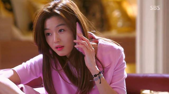 รูปภาพ:http://www.koreandramafashion.com/wp-content/uploads/2014/01/47-Gianna-Jun-Ji-Hyun-You-Who-Came-From-The-Stars-Review-Episode-7.jpg