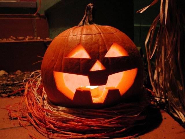 รูปภาพ:http://thefuntimesguide.com/images/blogs/pumpkin-carving-big-toothed-jack-o-lantern-by-jeffk.jpg