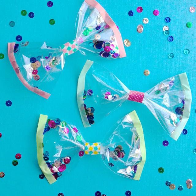 ภาพประกอบบทความ DIY Confetti Bows ประดิษฐ์โบว์จากถุงพลาสติกใส มีสายรุ้งข้างในด้วย!! 😍💖