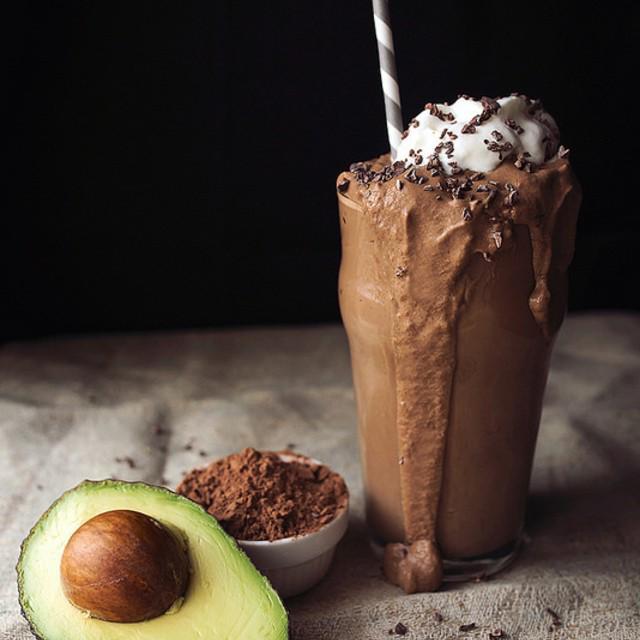 ภาพประกอบบทความ Triple Chocolate Avocado Shake มิลค์เชคช็อกโกแลตสุดฟิน ดื่มเพลินแบบมีประโยชน์เต็มคำ 😍👍