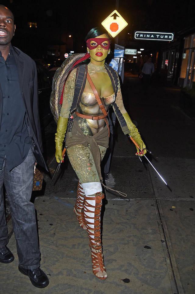 รูปภาพ:http://media.collegetimes.com/uploads/2015/10/19110633/Rihanna-Teenage-Mutant-Ninja-Turtle-681x1024.jpg