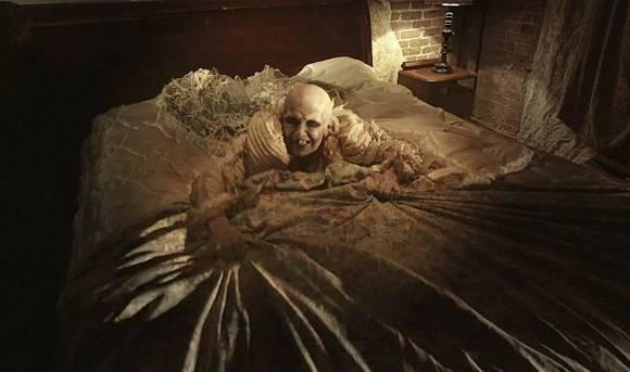 รูปภาพ:http://i.perezhilton.com/wp-content/uploads/2015/10/american-horror-story-hotel-mattress-man__oPt.jpg