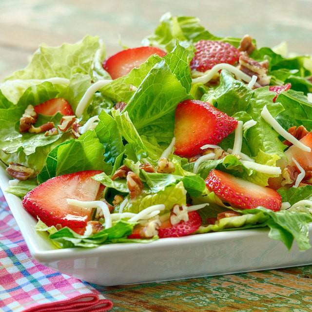 ตัวอย่าง ภาพหน้าปก:Strawberry and Shredded Mozzarella Salad สลัดสุดฟิน กินวนไปแบบลืมแคล 😋
