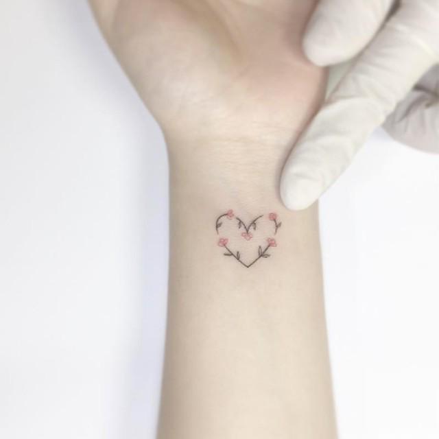 ภาพประกอบบทความ จิ๋วแต่เนียบ! ไอเดียรอยสัก "Tiny Tattoos" ชวนทำให้ลงใหลในโลกของน้ำหมึก