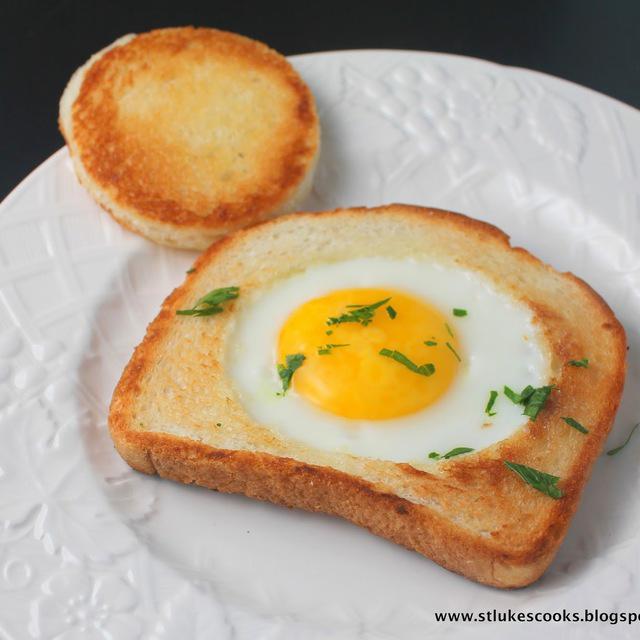 ภาพประกอบบทความ มื้อเช้าแบบง่ายๆ 'ไข่ดาวลงหลุม' ♥