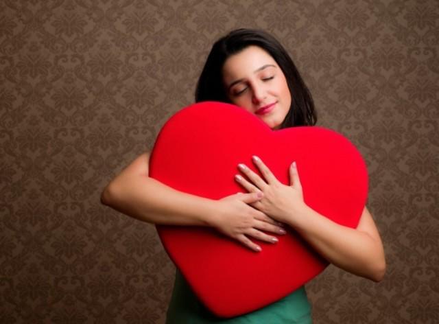 รูปภาพ:http://www.venusbuzz.com/wp-content/uploads/Girl-hugging-heart-595x439.jpg