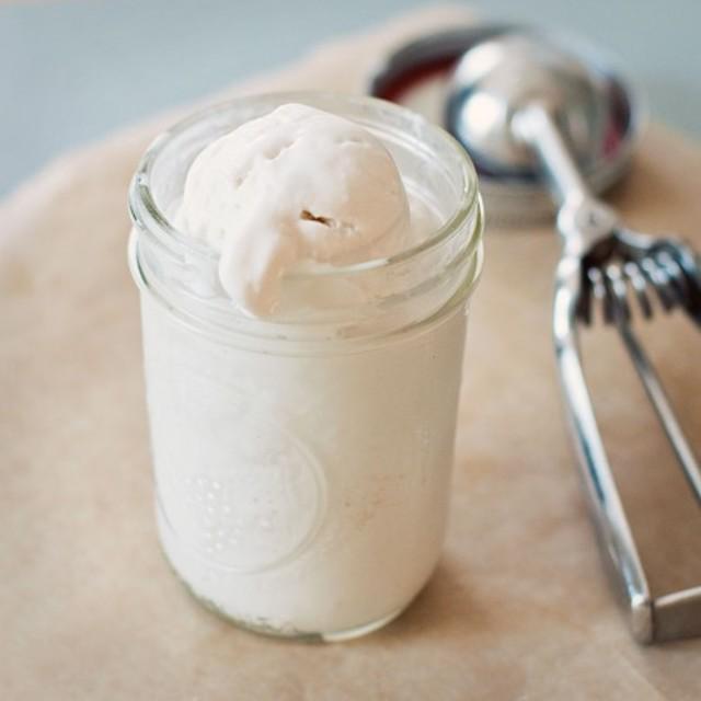 ภาพประกอบบทความ แจกสูตร 'ไอศกรีมในโหลแก้ว' เย็นเจี๊ยบชื่นใจ คลายร้อนได้ง่ายๆ ใน Summer นี้!