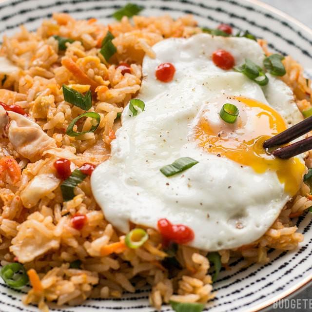 ภาพประกอบบทความ Kimchi Fried Rice เมนูข้าวผัดกิมจิ อิ่มเต็มท้องอร่อยเต็มคำ 😝
