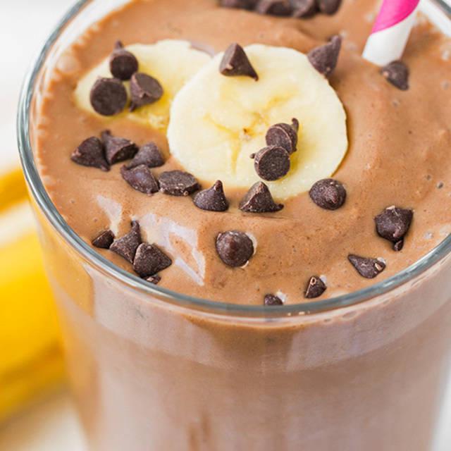 ภาพประกอบบทความ สมูทตี้ ช็อกโกแลต+กล้วย+เนยถั่ว มื้อเช้าแสนอร่อยแถมได้ประโยชน์