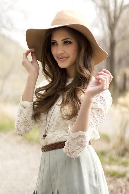 รูปภาพ:http://glamradar.com/wp-content/uploads/2013/02/stylish-white-hat-for-women.jpg
