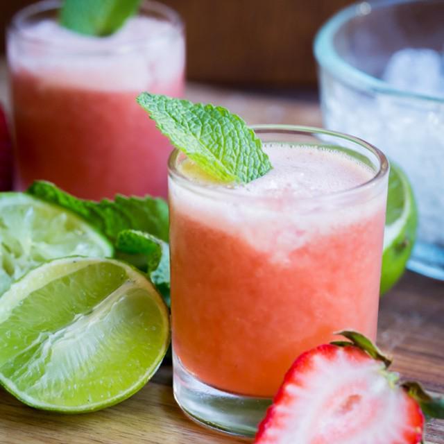 ภาพประกอบบทความ สูตรเครื่องดื่ม Strawberry-Mint Limeade น้ำมะนาวสตรอว์เบอร์รี่ หวานซ่ารับซัมเมอร์