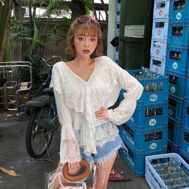 ภาพประกอบบทความ แฟชั่นของ 2 สาวนางแบบแบรนด์ Chuu มาเมืองไทย ทำไมรูปเหมือนอยู่เกาหลี 