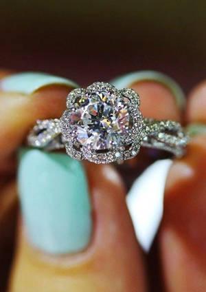 รูปภาพ:http://www.elegantweddinginvites.com/wp-content/uploads/2015/04/diamond-cut-round-vintage-wedding-engagement-rings.jpg