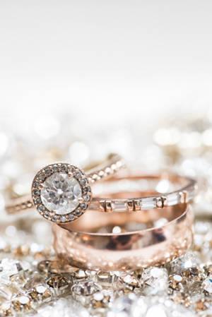 รูปภาพ:http://www.elegantweddinginvites.com/wp-content/uploads/2015/04/rounded-diamond-rose-gold-engagement-rings.jpg