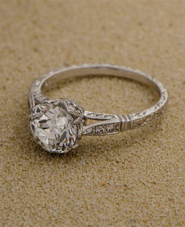 รูปภาพ:http://www.elegantweddinginvites.com/wp-content/uploads/2015/04/Estate-Diamond-Vintage-Wedding-Engagement-Ring.jpg